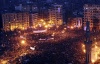 Una marea humana de más de 100 mil personas, abarrotó la plaza cairota de Tahrir y decenas de miles más colapsan las calles aledañas, que siguen recibiendo a gente pese a que está a punto de entrar en vigor el toque de queda en Egipto.