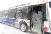 Un autobús público, que se atascó por la nieve, sirvió de refugio para varios automovilistas que quedaron atrapados por la tormenta durante cinco horas, antes de ser rescatados, pero los vehículos abandonados resultaron un obstáculo para reabrir la avenida.