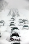 Decenas de vehículos quedaron atrapados entre la nieve.