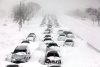 Decenas de vehículos quedaron atrapados entre la nieve.