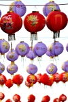Las decoraciones y los alimentos típicos del Año Nuevo Lunar se apoderan de los mercados y después de los hogares, llenando de rojo, oro y caligrafías todos los lugares.
