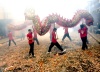 Jóvenes interpretan la danza del dragón en el barrio chino de Manila, Filipinas.