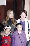 06022011  y Alejandra Castellanos con los pequeños Axel y Astrid.