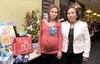08022011 González Fernández junto a la anfitriona de su fiesta de regalos para bebé, Bertha Sánchez Ramos.