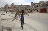 La fotografía de un hombre que transporta a hombros un tiburón por las calles de Mogadiscio (Somalia) el 23 de septiembre de 2010, obra del fotógrafo somalí Omar Feisal para Reuters, ha ganado el 1º premio en la categoría de 'fotografía individual de la vida cotidiana'.