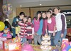 17022011  Gómez Palomo con un grupo de amigos que acudieron a su festejo de cumpleaños.