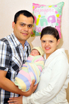 20022011  Daniela en los brazos de sus papás Alberto y Fernanda.