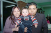 21022011  Ramírez de Romo en compañía de su esposo e hijita, en su festejo de canastilla.