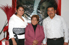 20022011  y Rolando acompañados por la Sra. María Elena Moreno Carrillo, mamá de la novia.
