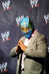 La empresa estadounidense WWE presentó al gladiador mexicano Sin Cara, quien es un viejo conocido de la afición local y ex integrante del Consejo Mundial de Lucha Libre, Místico.