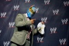 La empresa estadounidense WWE presentó al gladiador mexicano Sin Cara, quien es un viejo conocido de la afición local y ex integrante del Consejo Mundial de Lucha Libre, Místico.