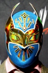 El diseño de la nueva funda es azul y con un antifaz en color dorado, fiel a la que utilizó por mucho durante su estancia en la Arena México.