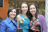 27022011  novia en compañía de su mamá, Sra. Socorro Talamantes de Arreola y su hermana, Brenda Marlén Arreola de Moo, quienes fungieron como organizadoras del festejo.