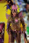 Rostros brasileños llenos de felicidad en el desfile de escuela de samba.