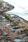 Se teme que la cifra de muertos se eleve a medida que avanza el recuento, ya que hay edificios derruidos en varias zonas y en algunos lugares el tsunami hizo que las aguas se adentraran hasta cinco kilómetros en el interior.