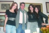 IZA Tejada, Ana Rosa, Claudia Reyna, Érick Martínezy José Ángel en una fotografía para su clase de diseño..