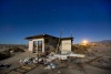 Casa abandonada iluminada por la luna llena en Salton City.