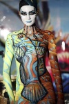 Una modelo posa con la pintura 'Bajo el profundo mar azul' durante el Concurso Internacional de 'Bodypainting' (pintura corporal), celebrado en la isla de Samui, Tailandia,