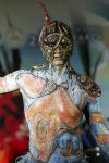 Una modelo posa con la pintura 'Bajo el profundo mar azul' durante el Concurso Internacional de 'Bodypainting' (pintura corporal), celebrado en la isla de Samui, Tailandia,