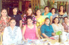 29032011  de Chimal junto a un grupo de damas asistentes a su festejo de canastilla.
