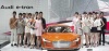 Varias modelos posan junto al nuevo coche eléctrico Audi e-Tron.