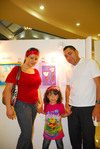 30032011 de la Peña, maestra de los pequeños artistas, en compañía de sus hijos Elexa y Hugoalexi.