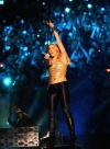 Shakira apareció por el pasillo central en dirección al escenario y ataviada con un hermoso vestido rosa con capucha de holanes.