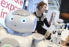 Una mujer juega con un robot fabricado por la compañía francesa Aldebaran Robotics en Hannover.