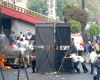 La presión  de los manifestantes obligó a dos camiones de bomberos y una pipa, a retirarse del lugar.