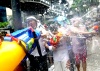 Turistas y tailandeses se mojan con motivo de los festejos del nuevo año budista o 'Songkran.