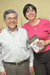 13042011  Hernández Vélez junto a la autora del libro, Arcelia Ayup.