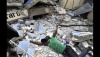 Una mujer haitiana se lanza al piso buscando a su hermano. Tomada en Haití por Carol Guzy de 'The Washington Post'.