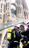 Un incendio intencional en la Sagrada Familia de Barcelona dañó el martes parte de la cripta de la Basílica y obligó a evacuar a más de 1,500 personas del emblemático templo.