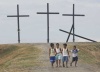 Varios niños filipinos se alejan de varias cruces colocadas durante los preparativos del Viernes Santo en la localidad de San Pedro Cutud, en San Fernando, provincia de Pampanga, norte de Manila (Filipinas).