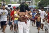 Penitentes filipinos se autoflagelan mientras recorren las calles de la localidad.