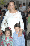 20042011 Hernández de Peza en su festejo de canastilla junto a su esposo Rubén y sus hijos Rubén y Miranda.