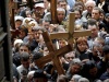 ISRAEL. Cristianos ortodoxos sostienen cruces de madera mientras entran a la iglesia del Santo Sepulcro.