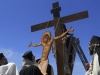 GRECIA. Penitentes de la cofradía 'La Sanch' portan el paso durante la procesión de Viernes Santo.