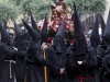 FRANCIA. Penitentes de la cofradía 'La Sanch' portan el paso durante la procesión de Viernes Santo.
