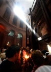 Como para los católicos es el Vía Crucis, para los ortodoxos la ceremonia del Fuego Sagrado es la principal convocatoria de Pascua antes del Domingo de Resurrección, por lo que las salas y pasillos del recinto quedaron abarrotados.