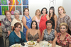 24042011  Rodríguez de Faudoa en su fiesta de canastilla rodeada de familiares y amigas.