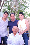 24042011 José Rodríguez Tenorio con la familia Madero.