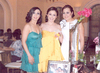 24042011  lució Karina Ivonne Guerra Soto junto a su hermana Patty Guerra y Graciela Alcalá, su futura cuñada.