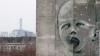 Grafitti de niño con apariencia de tener los efectos de la quimioterapia puede ser visto en una pared cercana a la usina de Chernobyl, en Prypiat, Ucrania, donde hace 25 años ocurrió el peor accidente nuclear de la historia.