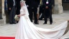 Después llegó la novia, Kate Middleton, con un vestido diseñado por la británica Sarah Burton de la casa de modas Alexander McQueen.