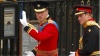 El príncipe William llegó acompañado por su hermano Harry. Ambos vestían uniformes militares. El de William es de coronel de la guardia irlandesa y el de Harry es el de oficial real.