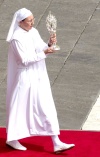 La hermana Marie Simon-Pierre transporta el relicario que contiene la sangre del papa Juan Pablo II, durante la ceremonia de beatificación.