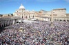 Las multitudes en Roma y varias ciudades del mundo estallaron en gritos, aplausos y lágrimas en el momento de develarse una enorme foto de Juan Pablo sonriente sobre la loggia de la Basílica de San Pedro.
