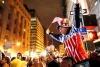 Jubilosos por el fin de una frustración que duró una década, miles de estadounidenses se congregaron el lunes en el sitio donde se alzaban las Torres Gemelas, a las puertas de la Casa Blanca y en otros lugares del país para celebrar la muerte de Osama bin Laden, vitoreando, ondeando banderas y cantando el himno nacional.