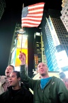 En Times Square, en el centro de Manhattan, decenas de personas se congregaron la noche del domingo y estallaron en aplausos al pasar un vehículo del departamento de bomberos de Nueva York, con las luces encendidas y sonando su sirena. Un hombre llevaba una bandera y otros cantaron el humo nacional.